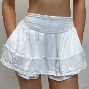 Hollister White Skirt (Built in shorts and pockets!)
